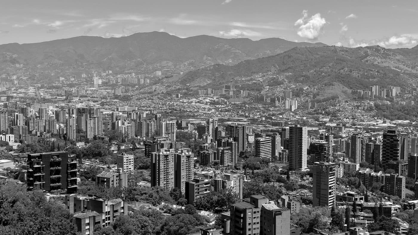 Vista panorámica de la ciudad y las montañas de Colombia
